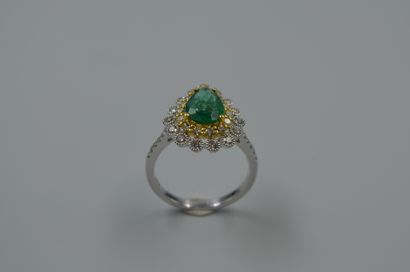 null An 18k white gold pear-shaped ring with a 1ct pear-shaped emerald surrounded...