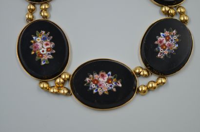 null 
Set comprising a yellow gold necklace adorned with five oval onyx plates decorated...
