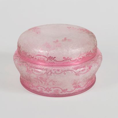 null BACCARAT

Boite circulaire légèrement pansue en cristal rose, finement gravée...