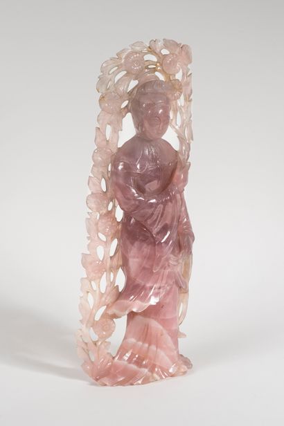 null CHINE, XXè siècle

Kwan Yin en quartz rose

Haut.: 37cm

(Accidents)