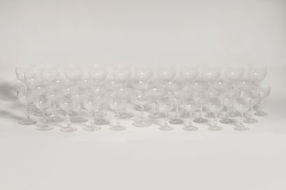 null BACCARAT 

Suite de 46 verres en cristal comprenant : 

12 coupes à champagne,...