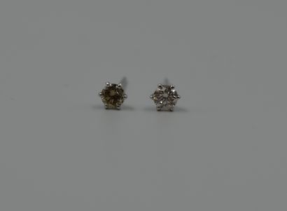 Pair of earrings with brilliant-cut diamonds...