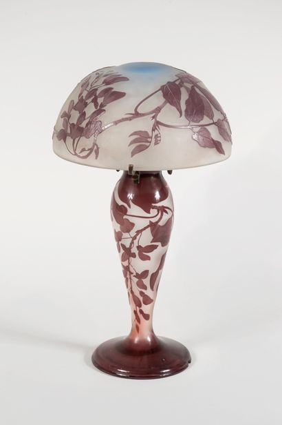 null Émile GALLÉ (1846 - 1904)

Lampe champignon en verre multicouche à décor gravé...