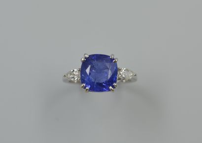 Ring in 18k white gold with a 5cts tanzanite...