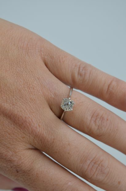null Solitaire in 18k white gold with a half-size diamond of about 1ct. 

Style ART...