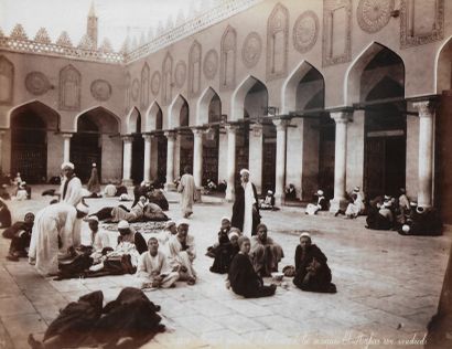 null Félix BONFILS (1831-1885) 
Aspect général de la cour de la Mosquée El-Azhar...
