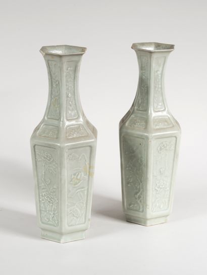 CHINE, XIXè siècle

Paire de vases balustres...