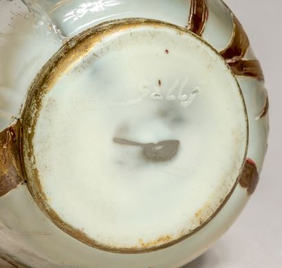 null 
Émile GALLÉ (1846-1904)




Vase ovoïde à col renflé en verre ouralin à décor...