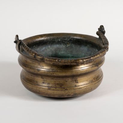null ITALY, 16th century

Holy water basin in bronze. 

Ringed body, swinging handle...