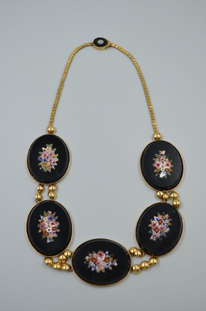 null 
Set comprising a yellow gold necklace adorned with five oval onyx plates decorated...