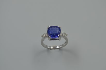 null Bague en or blanc 18k griffée d'une tanzanite de 5cts environ dans un entourage...