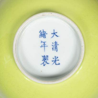 null CHINE, Fin XIXè, début XXè siècle

Bol en porcelaine à fond vert anis sur pied....