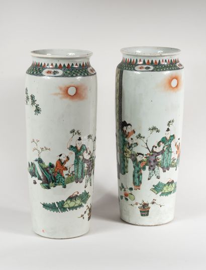 null CHINE, XIXè siècle

Deux vases rouleaux dans le goût de Kangxi à décor de lettrés...