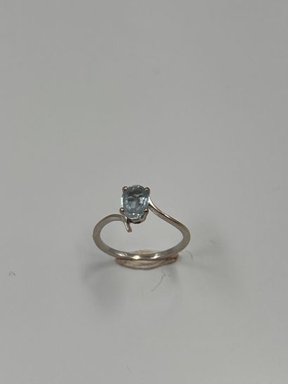 null 18k gold ring with an oval aquamarine
TDD : 51. Gross weight : 6,20gr