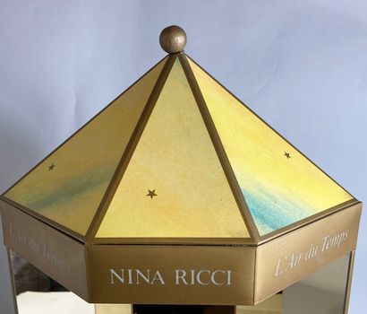 null NINA RICCI "L'Air du Temps
Rare titled display, with lighting decorated with...