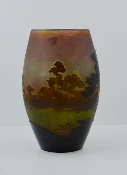 null Émile GALLÉ (1846-1904)
Vase en verre multicouche à décor d'un paysage arboré...