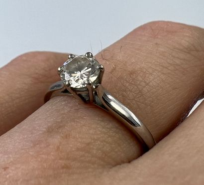 Solitaire in 18k white gold set with a brilliant...