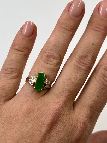 null Bague en or jaune 14k ornée d'une plaque de jade accostée par un pavage de diamants...