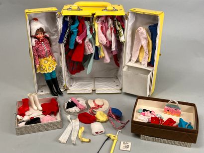 null MATTEL, 1963 
Yellow SKIPPER SKOOTER trunk with a doll and her very complete...