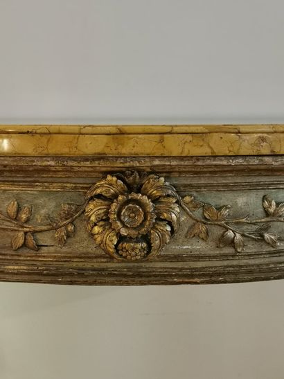 null Half-moon console in gilded wood rechampi green. The belt decorated with a frieze...
