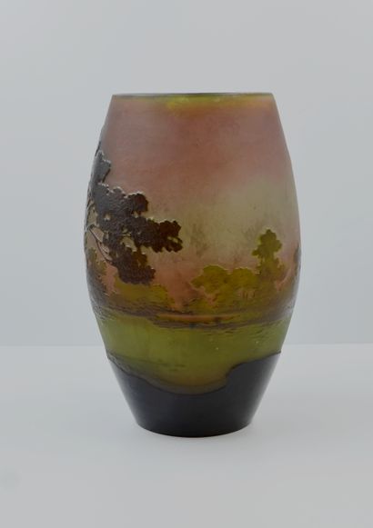 null Émile GALLÉ (1846-1904)
Vase en verre multicouche à décor d'un paysage arboré...