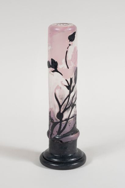 null Émile GALLÉ (1846-1904), Cristallerie Gallé
Artistic vase of tubular form on...