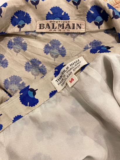 null BALMAIN Paris
Set in silk printed with blue flowers including a long sleeve...