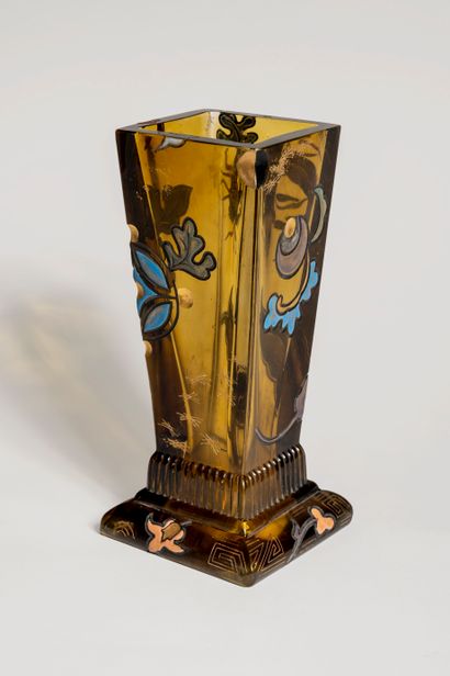 null CRISTALLERIE DE GALLÉ
Rare vase gaine sur piédouche en verre fumé à décor japonisant...