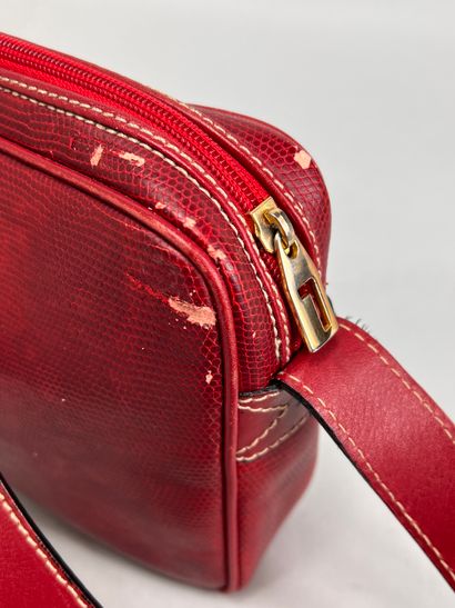 null LANCEL 
Shoulder bag in red grained leather. With its pocket. 
A lot of leather...