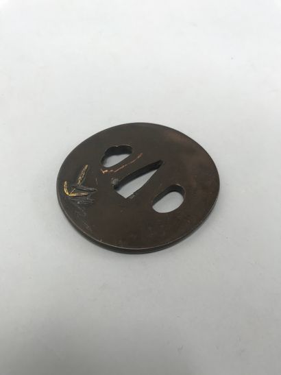 null JAPON
Tsuba en cuivre à décor en relief doré montrant des cigognes et roseaux
DIM...