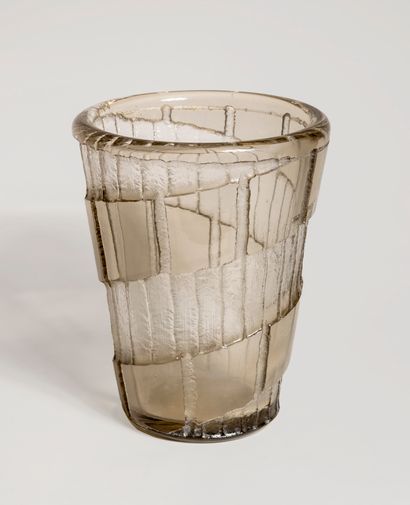 null Charles SCHNEIDER (1881-1953) known as CHARDER
Smoked glass vase with frosted...