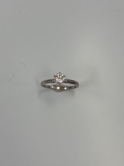 null Solitaire in 18k white gold set with a brilliant cut diamond of 0.50ct
Gross...