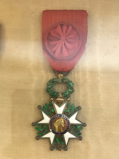 null Lot de six médailles militaires sous cadre composé d'une croix d'officier de...