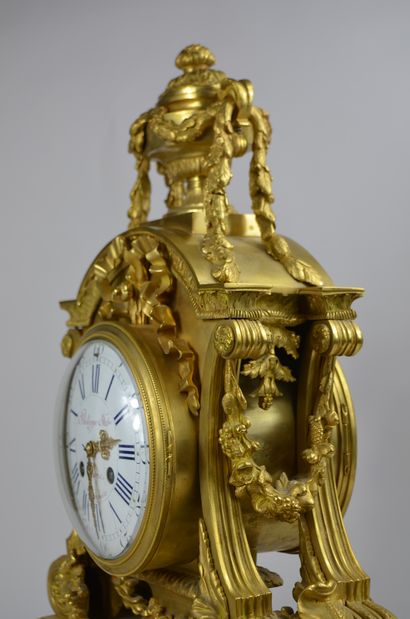 null Important clock in chased and gilded bronze, decorated with flowered garlands,...