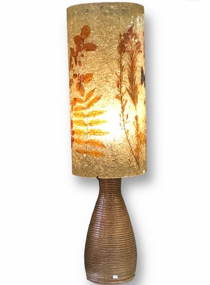 null ACCOLAY (Xxème)
Ringed stoneware lamp and polychrome resin lampshade with butterflies...
