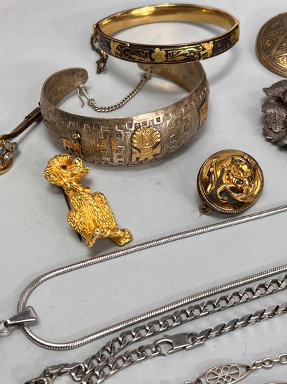 null Lot de bijoux fantaisie en métal et argent comprenant colliers turquoise, bâtonnets...