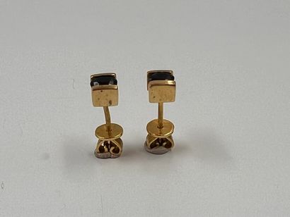 null Earrings in 18k yellow gold set with an oval sapphire. 
Gross weight: 3,4 g...