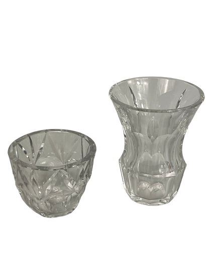 null BACCARAT, France
Two small vases in cut crystal with geometrical designs. 
Stamp...