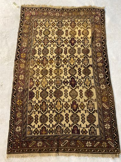 null Ancient Chirvan (Caucasus) end of XIXth century. 
165 x 105 cm
Wear and natural...