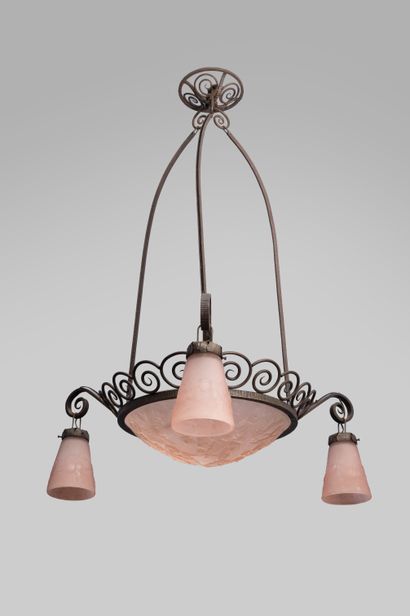 null MULLER FRERES, Lunéville
Chandelier with three arms of light. Wrought and hammered...