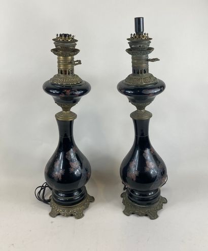 null CHINA.
Pair of lamps, the shaft in porcelain with peacock decoration. 
Height...