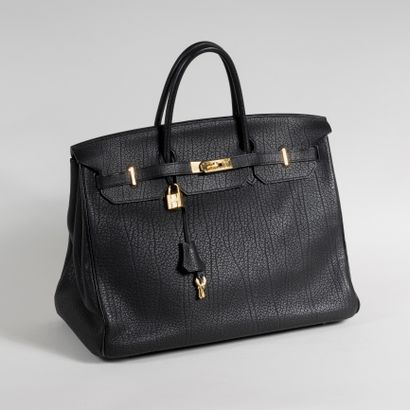 null HERMES Paris 
Birkin bag in matt black grained leather, 40cm. 
Gold-plated metal...
