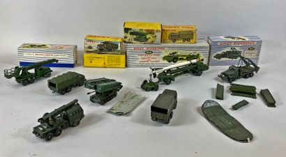 null DINKY SUPERTOYS and DINKY TOYS : 7 military models.
 DINKY SUPERTOYS :
- Missile...