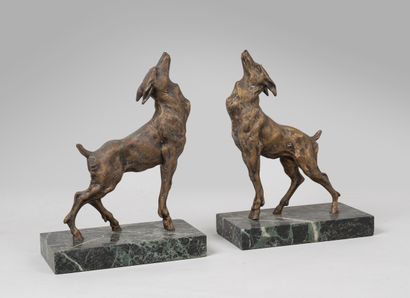 null Pair of bookends in regula, representing dogs. Green marble base. 
Height: 24,5...