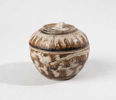 null CHINA, Jin dynasty (265-420).
Covered pot with scrolls and geometric elements....