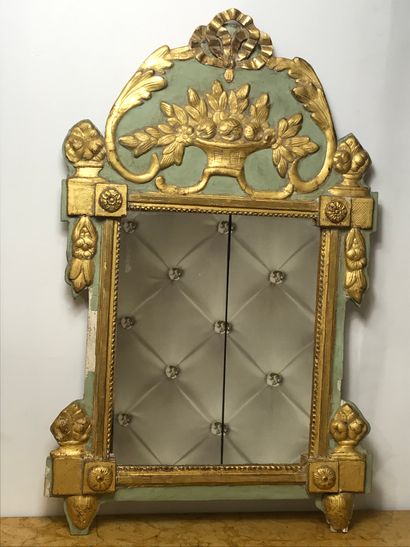 null Mirror with rectangular pediment surrounded by a frieze of pearls. The upper...