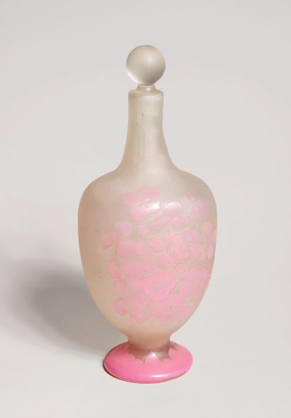 null Émile GALLÉ (1846-1904)
Carafe en verre sur petit piédouche à décor d'hortensias...