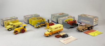 null DINKY SUPERTOYS et DINKY TOYS : 7 modèles
 DINKY SUPERTOYS :
- Camion Unic multibenne...