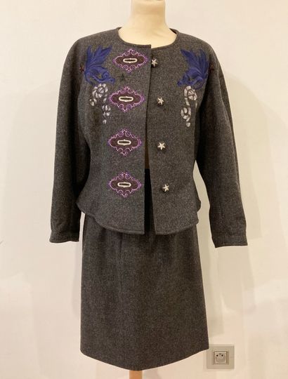 null CHRISTIAN LACROIX Paris
Dark gray wool, cashmere and embroidery skirt suit.
Skirt...