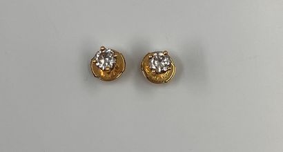null Earrings in 18k yellow gold with a diamond of 0.30cts each. 
Gross weight: 1,8...